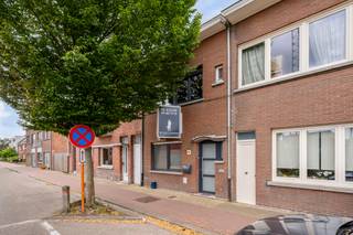 OPEN HUIS OP ZATERDAG 21/03 VAN 10U TOT 12U - INSCHRIJVEN VERPLICHT!<br />Starterswoning in het hartje van Kapellen! Deze woning beschikt over <strong>2 slaapkamers</strong> en een <strong>ruime zolder</strong> (Ca. 30 m²)met <strong>vaste trap</strong> die mogelijkheid biedt voor een 3de slaapkamer. De woning werd reeds <strong>deels gerenoveerd</strong>. Dankzij de <strong>L- vormige opstelling</strong> en de gunstige oriëntatie geniet u van voldoende daglicht.<br /><br />Indeling als volgt:<br />Gelijkvloerse verdieping:<br />- Een inkomhal<br />- Een leefruimte (Ca. 19 m²) met sierhaard op <strong>tegelparket</strong>.<br />- Een aanliggende keuken (Ca. 9 m²) voorzien van <strong>5- pits gasvuur, vaatwasser en spoelbak</strong>.<br />- Een badkamer (Ca. 10 m²) voorzien van <strong>douche, wastafel, toilet en aansluitingen wasmachine en droogkast</strong>.<br /><br />Eerste verdieping:<br />- Twee ruime slaapkamers<br />- Slaapkamer 1: 14 m²<br />- Slaapkamer 2: 17 m²<br /><br />Een <strong>ruime zolderverdieping</strong> (Ca. 30 m²) met <strong>vaste trap</strong>!<br /><br />De tuin geniet van een gunstige <strong>zuid- west oriëntatie</strong>. <br />De tuin beschikt verder over een <strong>ruime berging </strong>met mogelijkheid tot atelier/werkruimte (Ca. 12 m²)!<br /><br />Locatie: Zeer <strong>centrale ligging</strong> op <strong>wandelafstand van winkels, restaurants, scholen en openbaar vervoer</strong>. Nabij natuurgebied '<strong>Het Rood</strong>'.<br /><br />Bijzonderheden:<br />- Rolluiken<br />- Vernieuwde vloeren, ramen en deuren in 2018<br />- Condensatieketel 2017<br />- Conforme elektrische keuring<br />- Geen asbest