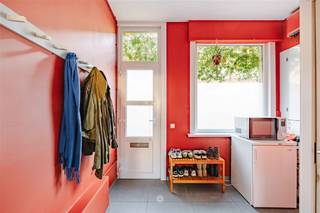 <p><span>Bent u op zoek naar een charmante stadswoning met 3 slaapkamers en een tuin? </span></p><p><span>Dan is dit pand misschien iets voor u! </span></p><p><span> </span></p><p><span>In de charmante Dwarsstraat treft u deze gezellige stadswoning op een toplocatie, vlak bij het centrum en alle nodige voorzieningen. </span></p><p><span> </span></p><p><span>De belangrijkste troeven op een rij: </span></p><ul><li><span>3 slaapkamers waarvan 1 met mezzanine </span></li><li><span>Stadstuin met voldoende opbergruimte </span></li><li><span>6 recente zonnepanelen (2023)</span></li><li><span>Centrale maar rustige ligging </span></li></ul><p><span> </span></p><p><span>Indeling: </span></p><p><span>Gelijkvloers: </span></p><p><span>U komt binnen via de inkomhal, voorzien van een gastentoilet en handige opbergruimte, ideaal voor fietsen of materiaal. Aansluitend bevindt zich de keuken, open naar de gezellige leefruimte met kachel en directe toegang tot de tuin. </span></p><p><span> </span></p><p><span>Eerste verdieping: </span></p><p><span>Op deze verdieping vindt u twee slaapkamers. Vanuit één van de slaapkamers is er toegang tot het tweede verdiep. </span></p><p><span> </span></p><p><span>Tweede verdieping:</span></p><p><span>Hier bevindt zich de badkamer, uitgerust met douche in bad, wastafel, toilet en aansluitingen voor wasmachine en droogkast, evenals een extra slaapkamer met mezzanine. </span></p><p><span> </span></p><p><span>Belangrijk: </span></p><p><span>EPC: C</span></p><p><span>Richtprijs: 349.000 euro </span></p><p><span> </span></p><p><span>Interesse? Neem contact op met het kantoor voor samen een bezoek in te plannen! </span></p>