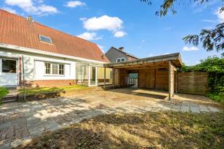 Deze ruime woning van circa 241 m² groot op een perceel van 1000 m², is zeer gunstig gelegen nabij alle verbindingswegen naar de omliggende...