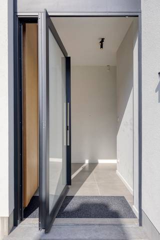 <p><strong>Exclusieve, hoogwaardig gerenoveerde BEN-woning op een uitzonderlijke locatie in Dilbeek</strong></p>
<p>In een gegeerde, residentiële en groene omgeving in Dilbeek bevindt zich deze subliem gerenoveerde woning (2019), waar verfijning, comfort en duurzaamheid elkaar moeiteloos ontmoeten. Deze eigendom werd tot in de kleinste details afgewerkt met materialen van topkwaliteit en straalt pure klasse en tijdloze elegantie uit.</p>
<p>Bij het betreden van de woning wordt u verwelkomd in een stijlvolle inkomhal met ingebouwde vestiaire en gastentoilet, die leidt naar de royale leefruimte. Grote raampartijen baden de ruimte in natuurlijk licht, terwijl de gashaard een warme, intieme sfeer creëert. De luxueus uitgeruste designkeuken vormt een ware eyecatcher en sluit naadloos aan op de prachtig aangelegde tuin met zonnig terras – een oase van rust en privacy.</p>
<p>Op het gelijkvloers bevindt zich eveneens een bureauruimte, ideaal voor thuiswerk, alsook een garage voor één wagen met automatische poort.</p>
<p>Via een mooie eiken trap bereikt u de verdieping, afgewerkt met een warme parketvloer, waar drie volwaardige slaapkamers aanwezig zijn, elk voorzien van op maat gemaakte inbouwkasten. Twee slaapkamers bieden toegang tot een terras met een adembenemend, groen verzicht. De luxueuze badkamer met royale inloopdouche, een apart toilet en een volledig ingerichte wasruimte vervolledigen deze verdieping.</p>
<p>De zolderverdieping, bereikbaar via een uittrekbare trap, biedt bijkomende bergruimte. <br />De oprit met plaats voor meerdere wagens, de laadpaal, de pakketbrievenbus en de stijlvolle metalen tuinberging (biohort), zorgen voor extra comfort.</p>
<p>Deze woning voldoet aan de strengste energienormen en is uitgerust met 24 zonnepanelen, vloerverwarming op het gelijkvloers en in de badkamer. In de slaapkamers zorgt een warmtepomp voor comfortabele verwarming en aangename koeling. Daarnaast is de woning voorzien van een alarmsysteem.</p>
<p>Gelegen in een idyllische, groene setting en toch op korte afstand van het station van Dilbeek, scholen, winkels en openbaar vervoer.</p>
<p><strong>Ontdek deze uitzonderlijke eigendom en plan vandaag nog uw bezoek via de website van Living Stone.</strong></p>