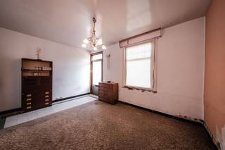 <p></p><div><p>Ben je op zoek naar een woning met charme, ruimte en tal van mogelijkheden? Dan is deze karaktervolle rijwoning in het centrum van Ramsel zeker een bezoek waard!</p><p>Deze woning geniet van een uitstekende ligging, op wandelafstand van winkels, scholen, openbaar vervoer en andere dagelijkse voorzieningen. Achter de authentieke gevel schuilt een woning met veel potentieel voor wie graag zijn eigen stempel drukt op zijn toekomstige thuis.</p><p>Reeds enkele belangrijke investeringen werden uitgevoerd: het dak werd vernieuwd, de ramen aan de voorzijde werden vervangen en ook de gasketel werd recent vernieuwd. Hierdoor kan je je verder focussen op de renovatie en inrichting naar eigen smaak.</p><p>Binnen tref je ruime kamers met tal van mogelijkheden. Een absolute troef is de grote zolderruimte, die mits verdere afwerking kan worden omgevormd tot extra slaapkamers of een hobbyruimte.</p><p>Buiten geniet je van een gezellige, privatieve tuin waar het heerlijk vertoeven is. Extra praktisch is de rechtstreekse toegang vanaf de straatzijde naar de tuin, ideaal voor fietsen, tuinmateriaal of het creëren van een vlotte doorgang naar achteren.</p><p>Interesse? Neem contact op voor een bezoek ter plaatse. </p></div>