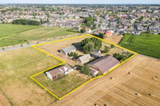 Op een rustige, landelijke locatie in de omgeving van Zedelgem bevindt zich deze authentieke hoeve op een royaal perceel van ongeveer 12.762 m². Dit eigendom combineert een ruime gezinswoning met een oude hoevewoning en verschillende bijgebouwen, waardoor het een unieke opportuniteit vormt voor wie op zoek is naar veel ruimte en tal van mogelijkheden.<br /><br />De huidige woning werd praktisch ingedeeld en beschikt over een ruime leefruimte, een afzonderlijke keuken, vier volwaardige slaapkamers, een badkamer, een apart toilet, een kelder en een ruime zolder met betonnen vloer. De woning biedt een solide basis en kan, mits de nodige opfrissings- of renovatiewerken, volledig naar eigen smaak worden ingericht.<br /><br />Op het erf bevinden zich daarnaast meerdere bijgebouwen, waaronder een grote berging met garage en betonnen zolder, een oude hoevewoning, een open schuur, een middelste stalling en een bijkomend bijgebouw. Samen zorgen deze gebouwen voor bijzonder veel opslag- en werkruimte en bieden ze uiteenlopende mogelijkheden voor het stallen van voertuigen, het houden van dieren, hobbylandbouw of het uitoefenen van een zelfstandige activiteit, steeds onder voorbehoud van de geldende stedenbouwkundige voorschriften.<br /><br />De woning wordt verwarmd via centrale verwarming op stookolie met een ondergrondse tank van 4.900 liter. Er is geen aansluiting op aardgas of stadswater; de watervoorziening gebeurt via putwater en regenwater.<br /><br />Dankzij de combinatie van de ruime woning, de talrijke bijgebouwen, het uitgestrekte perceel en de landelijke ligging is deze hoeve een eigendom met bijzonder veel potentieel. Een ideale opportuniteit voor wie droomt van wonen in alle rust met voldoende ruimte voor hobby's, dieren of een professionele activiteit aan huis.<br /><br />Een functiewijziging (momenteel landbouw) is niet voorhanden en dient bekeken te worden met de bevoegde instanties.<br /><br />Interesse? Contacteer ons en ontdek de mogelijkheden!