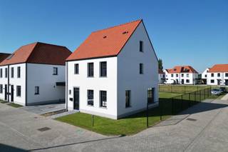 Deze halfopen nieuwbouw woning met 3 slaapkamers en een bewoonbare oppervlakte van 177 m² is gelegen op een perceel van 419,51 m² in de...