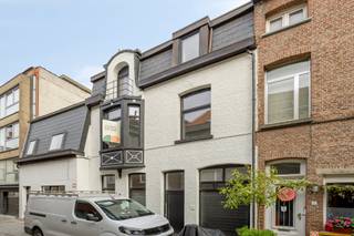 <p>Wie houdt van ruimte, karakter en een centrale ligging, vindt in deze woning aan de Lange Heistraat in Mechelen een heerlijke thuisbasis. Dit pand uit 1930 wordt volledig gerenoveerd opgeleverd in 2026 en combineert de charme van weleer met een hedendaags, instapklaar wooncomfort. De rustige, residentiële buurt middenin het centrum zorgt voor een aangename balans tussen groen gevoel en stedelijk gemak, en spreekt zowel gezinnen als mensen die extra ruimte zoeken aan.</p><p>Bij binnenkomst verwelkomt een ruime inkomhal van 5,7 m², mooi gescheiden van de leefruimte voor een vlotte indeling. De leefruimte van 14 m² sluit aan op een volledig ingerichte keuken van 11,7 m², ideaal om samen te koken en te tafelen. Een gastentoilet op het gelijkvloers maakt het plaatje compleet, net als de inpandige garage van 13 m². <br />Via de nachthal op de eerste verdieping bereik je drie slaapkamers (10,5 m², 15,7 m² en 11,8 m²) en een badkamer met douche van 6 m². <br />Op de tweede verdieping vind je nog eens drie slaapkamers (11,8 m², 13,7 m² en 10,1 m²) en een tweede badkamer, deze keer met ligbad, eveneens 6 m². Met in totaal zes slaapkamers en twee badkamers biedt deze woning van 145 m² netto bewoonbare oppervlakte volop flexibiliteit voor een groot gezin, thuiswerk of een inwonende tiener.</p><p>Achteraan geniet je van een tuin met terras, 37 m² groot en oost georiënteerd, perfect voor een rustige ochtendkoffie in de zon. Er is tevens een buitenberging aanwezig. De totaalrenovatie in 2026 garandeert een instapklare woning met centrale verwarming op radiatoren en alle nutsvoorzieningen aanwezig: water, elektriciteit en gas. De voorgevel meet 7,5 meter breed, en het geheel is voorzien op een grondoppervlakte van 115 m². Er zijn zonnepanelen aanwezig met een thuisbatterij, wat zorgt voor een EPC-label A. We hebben een impressie gemaakt van de tuin: achtergevel is ondertussen geïsoleerd + afgewerkt met witte crepi. De tuinberging wordt nog voorzien van een nieuw dak. </p><p>De ligging is een troef op zich: winkels, scholen, openbaar vervoer, een station, sportfaciliteiten en invalswegen bevinden zich allemaal binnen handbereik, zodat je nooit ver hoeft te rijden voor je dagelijkse boodschappen of verplaatsingen. Deze combinatie van centrale bereikbaarheid en rustige woonomgeving is in Mechelen niet vanzelfsprekend.</p><p>Benieuwd hoe deze ruime gezinswoning er in het echt uitziet? Plan je bezoek in via onze website! </p>