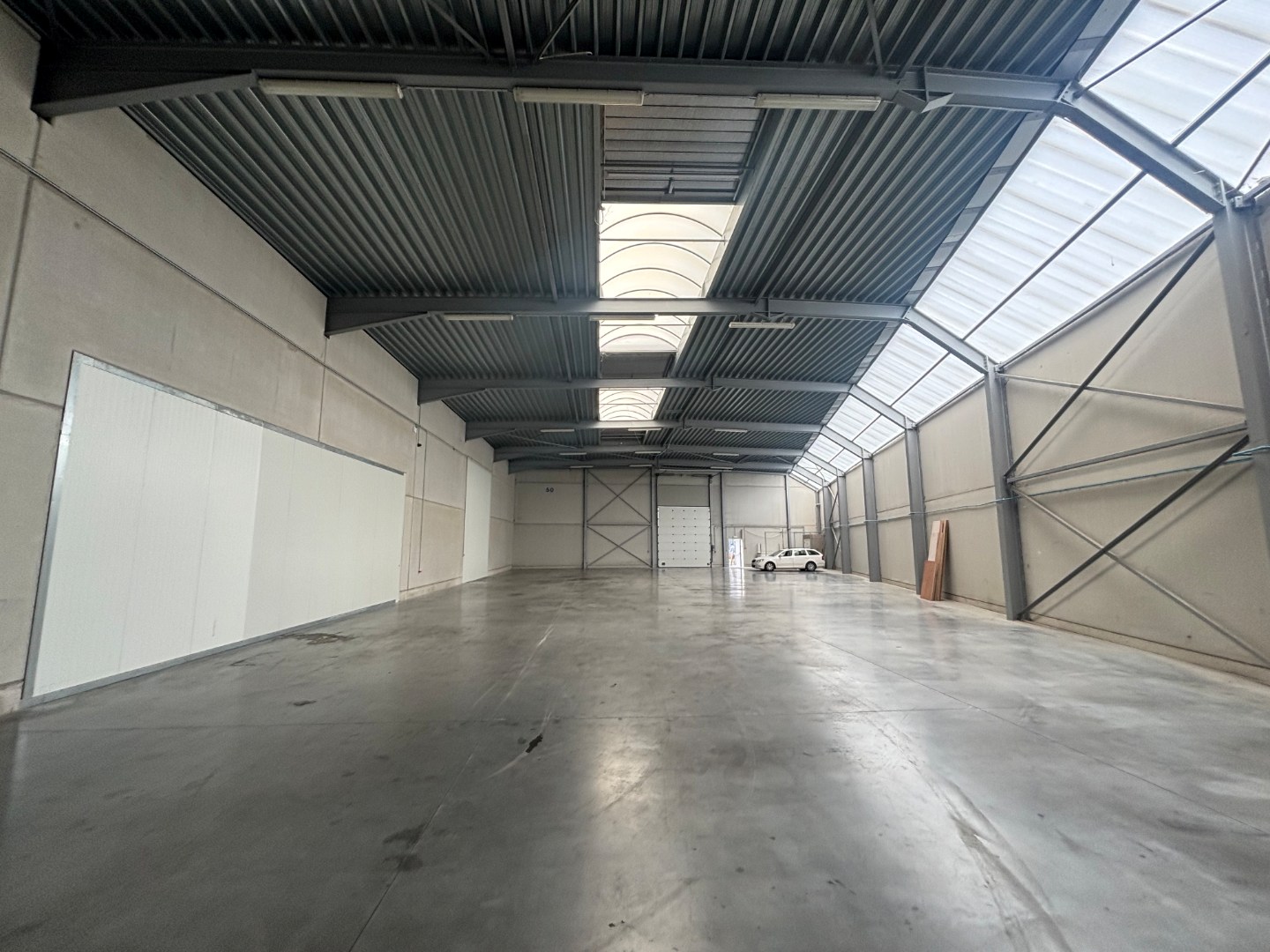 UITSTEKEND GELEGEN WERKPLAATS (699m²) + PARKING ! - foto 2