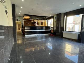 Polyvalente Handelsruimte te huur in Aalst met een bruikbaar oppervlakte van 100 m². Deze handelszaak vroeger café de "Slaupmoesj" is vrij van brouwer. De indeling is als volgt: het beschik over drie ruime ruimtes, het voorste gedeelte is voorzien met een bar. Het tweede gedeelte diende als dartsruimte, vervolgens nog een derde ruimte dat kan dienen als apart zaaltje of voor het stockeren. Alsook zijn er aparte toiletten voorzien en beschik het over een kelderruimte. De beschikbaarheid van deze ruimte is overeen te komen. Voor bijkomende informatie kunt u steeds contact opnemen op het nummer 0471 36 53 01 of via ruben@derick.be