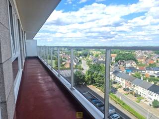 Op de 9de verdieping van een rustige residentie in Aalst bevindt zich dit vernieuwde appartement met een prachtig open uitzicht. De ligging is ideaal: in een kalme buurt, maar toch op korte afstand van het stadscentrum, de belangrijkste invalswegen, winkels en het openbaar vervoer.<br />Het appartement werd recent gerenoveerd. De elektriciteit is conform, de keuken en badkamer vernieuwd, de muren zijn netjes geschilderd/behangen. Het geheel is dan ook volledig instapklaar en afgewerkt met oog voor comfort en kwaliteit.<br />Bij het binnenkomen kom je in de inkomhal die leidt naar de lichtrijke leefruimte en de keuken. Via de nachthal, die voorzien is van een handige berging, bereik je de twee slaapkamers, een apart toilet en de badkamer. Een terras (volledige breedte van het appartement) biedt een aangename buitenruimte met uitzicht. Daarnaast is er ook een private kelderberging inbegrepen.<br />Er is bovendien de mogelijkheid om een overdekte autostaanplaats (nummer 108) bij te huren aan 55 euro per maand. Het appartement is geschikt voor maximum twee volwassenen en één kind. Verwarming, warm en koud water via provisie (syndicus). <strong>Bezoekaanvragen kunnen per mail worden ingediend via info@pantheonvastgoed.be</strong>
