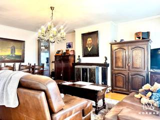 Dit 2-slaapkamerappartement is gelegen op de 3de verdieping en heeft een bewoonbare oppervlakte van 81 m².<br /><br />Het appartement heeft volgende indeling: inkomhal met apart toilet. De aangename leefruimte beschikt over grote raampartijen met aangenaam uitzicht waardoor er veel natuurlijk licht binnenkomt. Via de leefruimte kan de keuken worden bereikt, uitgerust met oven, dampkap en fornuis. Aanpalend is er nog een extra opbergruimte die onder andere kan worden gebruikt als wasplaats.<br /><br />Verder zijn er 2 ruime slaapkamers en badkamer met lavabo en bad.<br /><br />Het appartement is bereikbaar via de lift of trap.<br /><br />In de ondergrondse parking is er een staanplaats voorzien voor 1 wagen.<br /><br />PLUSPUNTEN:<br />+ Gunstig EPC (B)<br />+ blanco elektriciteitskeuring<br />+ Ondergrondse staanplaats inbegrepen<br />+ Rustige ligging