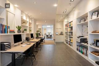 Rez-de-chaussée : espace commercial fini de haute qualité (~200 m²) :<br />le rez-de-chaussée abrite actuellement un magasin de vêtements qui fonctionne bien. La poursuite est possible, mais l'espace se prête à de nombreuses utilisations commerciales.<br />Il y a une pompe à chaleur moderne (refroidissement/chauffage), un espace de bureau séparé, des rangements pratiques, des toilettes pour les clients et une terrasse extérieure confortable où les clients peuvent prendre un verre.<br /><br />Étage +1 : appartement lumineux<br />Au-dessus de la boutique se trouve un appartement joliment rénové, prêt à emménager, avec une grande terrasse attenante à la cuisine :<br />Salon avec placards intégrés et cheminée encastrée confortable, une cuisine personnalisée entièrement équipée, une buanderie/débarras pratique, 1 chambre spacieuse et une salle de bain moderne avec douche à l'italienne et lavabo intégré<br />Sous-sol.<br /><br />Potentiel supplémentaire<br />Un escalier fixe mène au grenier spacieux. Il peut être davantage isolé et fini, parfait pour créer plusieurs chambres supplémentaires ou une salle de loisirs.<br /><br />En bref : une opportunité unique, prête à emménager, dans un établissement de premier plan à Poperinge. Idéal pour ceux qui souhaitent combiner vie et travail ou qui recherchent un investissement intelligent !<br /><br />Registre des mesures: non<br /><br />Les images générées par l’IA sont fournies en guise d'inspiration. Elles ne tiennent pas compte des spécifications techniques, ni des renseignements urbanistiques, ni des possibilités concrètes de réalisation.