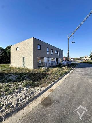 Deze nieuwbouwwoning bestaat uit: inkomhal - toilet - living - keuken - berging - wasplaats - terras - tuin - tuinhuis - autostaanplaats - nachthal - 3 slaapkamers - badkamer - toilet op de bovenverdieping. <br /><br />EPC: woning in aanbouw. Vrij 1/12/2026. Huurprijs 895 €/mnd.