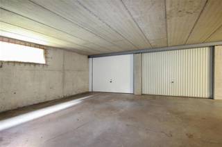 Ben je op zoek naar een centraal gelegen garagebox? Deze garage bevindt zich in residentie Gravenwal in het centrum van Beveren. <br /><br />De garagebox heeft een oppervlakte van 15,4m² (5,5 x 2,8).<br /><br />Beschikbaar vanaf 01/03.<br /><br />Bel of mail naar ons voor meer informatie. Wij helpen je graag verder!
