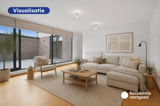 Kijkdag op zaterdag 5 september tussen 14u en 16u - op afspraak!<br />Op de eerste verdieping van een kleinschalige residentie uit 2006, met lift, geniet u van dit lichtrijke appartement van 90 m² op een absolute topligging: in het hart van Brugge, direct aan het Koningin Astridpark! De ruime leefruimte met parketvloer geeft toegang tot een uitzonderlijk terras van 46 m² (zuidoost gericht) met prachtig zicht op de Magdalenakerk. De praktische keuken is voorzien van alle toestellen en biedt de mogelijkheid tot een open keuken. Twee slaapkamers met parketvloer, een comfortabele badkamer met ligbad, douche en dubbele lavabo, een apart toilet en een handige berging met wasaansluiting vervolledigen de indeling.<br />Extra troeven: EPC-label B (191 kWh/m²/jaar – geen renovatieplicht), recente Vaillant-gasketel (2025), aluminium schrijnwerk met HR-beglazing, centrale verwarming op gas, conforme elektriciteitskeuring en een gemeenschappelijke fietsenberging. De ondergrondse autostaanplaats (inbegrepen in de prijs) is een bijzonder gegeerde troef op deze centrale ligging! Een ideaal appartement voor wie comfortabel, centraal en met veel buitenruimte wil wonen in Brugge.<br />De vermelde prijs is een richtprijs. Elk bod hoger of lager dan de vermelde prijs wordt overgemaakt aan de eigenaar die zich het recht voorbehoudt om dit al dan niet te aanvaarden. Ref. BR00577