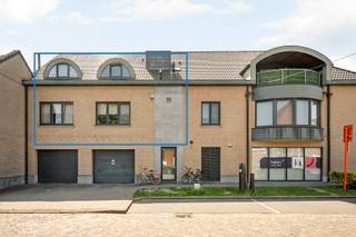 Soms voel je het meteen: dit is thuiskomen.<br /><br />148 m² woonruimte, een zuidgericht terras van 20 m², en zowel het station als het bruisende centrum van Lokeren op wandelafstand. Deze royale duplex brengt ruimte, licht en comfort samen in een rustige, kleinschalige residentie.<br /><br />Binnen valt je oog meteen op de lichtrijke leefruimte met parketvloer: open, warm, en gemaakt om in te leven. De volledig ingerichte keuken sluit er naadloos op aan. En vanuit de leefruimte stap je zo het afgesloten zonneterras op: jouw eigen plek om in alle privacy van de zon te genieten.<br /><br />Op deze verdieping vind je ook een extra kamer. Bureau, hobbyruimte of vierde slaapkamer, jij kiest.<br />Een verdieping hoger liggen drie volwaardige slaapkamers. De badkamer heeft zowel een ligbad als een douche, dus 's ochtends hoeft niemand te wachten. En in de kelder heb je nog een privatieve berging van 12 m² voor wie graag wat extra opbergruimte heeft.<br /><br />Energiezuinig wonen zonder verrassingen, met een EPC-label B.<br /><br />Het appartement is momenteel verhuurd aan €1.100/maand. <br /><br />Kortom: ruimte, een toplocatie én flexibiliteit in één.<br /><br />Zin in een bezoek? Bel 03 23 23 140 of mail sam@woonvast.be