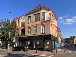 À vendre : Immeuble d'angle au cœur de Furnes avec espace commercial et deux appartements modernes<br /><br />Bénéficiant d'un excellent emplacement sur l'Ooststraat, à l'angle de la Zevensterrenplein à Furnes, ce bâtiment d'angle offre une opportunité unique aux entrepreneurs et aux investisseurs. <br />L'espace commercial du rez-de-chaussée offre de nombreuses options à des fins diverses. Il est idéal pour un magasin, un bureau, un établissement de restauration ou d'autres activités commerciales.<br /><br />Aux étages supérieurs se trouvent deux appartements rénovés, équipés de tout le confort et de finitions de haute qualité. Les deux appartements disposent d'un salon spacieux, d'une cuisine moderne et de chambres confortables. Parfait pour l'occupation ou la location.<br />L'établissement est situé dans un quartier animé et facilement accessible. Le Seven Star Square est un emplacement central très fréquenté par les piétons, ce qui offre d'excellentes opportunités commerciales. De plus, le bâtiment est facilement accessible en transports en commun et en voiture.<br /><br />Profitez de cette opportunité unique et découvrez le potentiel de ce bâtiment d'angle polyvalent au cœur de Furnes. Contactez-nous pour plus d'informations ou pour une visite !<br /><br />Registre des mesures: en cours de demande