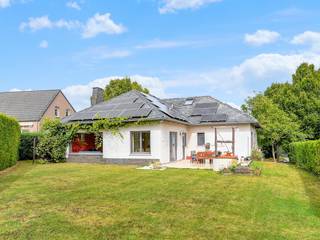 Ontdek deze recent gerenoveerde woning met 6 slaapkamers, 2 badkamers, vloerverwarming en zonnepanelen met thuisbatterij. Geniet van comfort en...