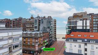 In de rustige en aangename Meeuwenlaan bevindt zich dit recent volledig gerenoveerde drie slaapkamerappartement met zijdelings zeezicht, dat...