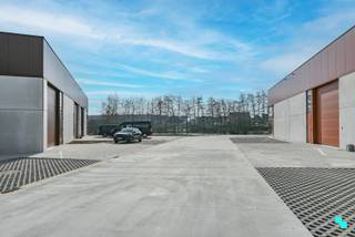 Deze KMO-unit van ca. 123 m² met automatische sectionaalpoort (afmeting ca. 4M x 6M) is zeer strategisch gelegen op de as Kortrijk - Roeselare...