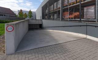 In Neerpelt onder het gebouw van de Gamma aan de Koning Albertlaan nr 55 zijn in de ondergrondse parking nog enkele autostaanplaatsen...