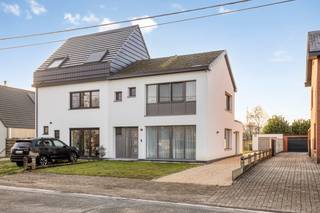 Op uitstekende locatie te Herenthout, bevindt zich deze instapklare gezinswoning met 3 ruime slaapkamers, tuin en vrijstaande garage.<br /><br />Deze recent gerenoveerde woning is gelegen nabij het centrum van Herenhout wat ervoor zorgt dat winkels, scholen en openbaar vervoer binnen handbereik zijn. Tevens vlotte verbinding met omliggende gemeenten en autostrade E313.<br /><br />We betreden de woning langs de voordeur waarop we in de inkomhal terrecht komen. De inkomhal, met gastentoilet en aparte technische ruimte, geeft toegang tot de nachthal met wasplaats en ingemaakte kasten. Langshier krijgen we toegang tot de prachtige, moderne keuken met ontbijtruimte en uitgerust met alle toestellen zoals o.a. oven, microgolf, koffiemachine, vaatwasser,… De keuken geeft op haar beurt een volledig uitzicht over de gezellige tuin. Door de gunstige zuid oriëntatie genieten alle ruimtes maximale lichtinval. Verder komen we in de leefruimte met eetplaats en gezellige zithoek.<br /><br />De vaste trap geeft ons toegang tot het 1 ste verdiep waar er zich 3 volwaardige slaapkamers en nieuw geïnstalleerde badkamer bevinden. De overloop biedt connectie tot de bergzolder.<br /><br />Terug op het gelijkvloers, zorgt het schuifraam in de keuken voor een toegang tot het terras en onderhoudsvriendelijke tuin. Bijkomend is er de aanwezigheid van een vrijstaande garage.<br /><br />Troeven: EPC label C, vloerverwarming,...<br /><br />Kortom, een ideale, instapklare woning die u moet gezien hebben!