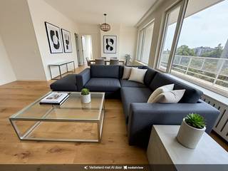 <strong>Gerenoveerd hoekappartement</strong> met terras op de 5e verdieping gelegen aan de bekende Fruithoflaan. Winkels, parken en openbaar vervoer nabij. <br /><br /><strong>Indeling: </strong><br />Inkomhal op parket met inbouwkast; woonkamer op parket met open keuken en toegang naar het ruime terras; berging/wasplaats, 3 slaapkamers op parket, badkamer met inloopdouche, apart toilet.<br /><br /><strong>Bijzonderheden:</strong>
<ul>
	<li>Garagebox kan optioneel bijgekocht worden aan 27.500 euro.</li>
	<li>Kelderberging inbegrepen.</li>
	<li>Afvalbeheer in het gebouw.</li>
</ul>