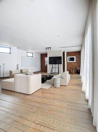 Deze loft is gelegen op de tweede verdieping van een kleinschalig gebouw en is bereikbaar via de trap. De keuken is volledig uitgerust met een koelkast, vaatwasser, oven en kookplaat. Er is een aparte bureauruimte, die momenteel als slaapkamer wordt gebruikt. Maar het pand kan ook dienen als kantoor/showroom.<br /><br />De badkamer beschikt over een apart toilet en er is een praktische bergruimte met aansluiting voor een wasmachine.<br /><br />De Jonghelinckstraat is een rustige zijstraat van de Broederminstraat. Op wandelafstand bevindt zich supermarkt Colruyt en op slechts vijf minuten wandelen ligt de Troonplaats, met een ruim aanbod aan cafés en restaurants. Dankzij de nabijheid van de Amerikalei is ook de Antwerpse ring vlot bereikbaar.<br /><br />Fietsen kunnen veilig gestald worden achter de inkompoort. Daarnaast bestaat de mogelijkheid om overdekte autostaanplaatsen te huren in nabijgelegen panden.<br /><br />Onmiddellijk beschikbaar, gemeenschappelijke kosten: €150/maand en nutsvoorzieningen individueel.