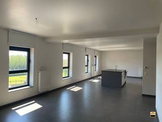 <p><span>Lichtrijk appartement met ruim terras en prachtig groen uitzicht over de Motvallei <br />in Borgloon met ondergrondse autostaanplaats en kelderberging<br />*EPC A </span></p><p><span>*Elektriciteit conform AREI</span><span><br /><br /></span><span>Op zoek naar een ruim en instapklaar appartement op een toplocatie? Dit prachtige appartement <br />op de 2de verdieping combineert comfort, uitzonderlijke ruimte en een uitstekende ligging op <br />wandelafstand van het centrum van Borgloon.<br /><br />De grote leefruimte van ca. 60 m² met open keuken geniet van een overvloed aan natuurlijke <br />lichtinval en creëert een aangename, open sfeer. De keuken is uitgerust met inductiekookplaat,<br />vaatwas en ingebouwde koelkast met vriesvak.<br /><br />Een absolute troef is het ruime terras van maar liefst 24 m², waar je in alle rust kan genieten <br />van een prachtig uitzicht op het groene landschap.<br /><br />Het appartement beschikt over twee slaapkamers: een ruime master bedroom van ca. 13 m² <br />met aansluitende dressing van ca. 6 m² en een tweede slaapkamer van ca. 11 m². Verder is <br />er een moderne badkamer voorzien van een stijlvolle inloopdouche en dubbele lavabo.<br /><br /></span></p><p><span>Extra praktisch comfort wordt voorzien dankzij een ruime berging van ca. 6,5 m²,<br />een privatieve kelderberging van ca. 5 m² en een ondergrondse autostaanplaats. <br /><br /></span><span>Bijkomende troeven:</span></p><ul><li><span>EPC A – energiezuinig wonen </span></li><li><span>Bouwjaar 2012 </span></li><li><span>Veel natuurlijke lichtinval </span></li><li><span>Ruime en open leefruimte </span></li><li><span>Ondergrondse autostaanplaats inbegrepen </span></li><li><span>Privatieve kelderberging </span></li><li><span>Groot zonnig terras met groen uitzicht </span></li><li><span>Zeer gunstige ligging vlakbij het centrum van Borgloon </span></li></ul><p><span> </span></p><p><span>Ideaal voor wie op zoek is naar een comfortabele, energiezuinige woning met ruimte en rust, <br />zonder in te boeten op bereikbaarheid.<br /><br /></span><span>Wenst U meer informatie over dit uitzonderlijke appartement of een bezichtiging?<br />Contacteer ons via 012 26 22 05 of info@hetimmohuis.be</span></p><p><span> </span></p>