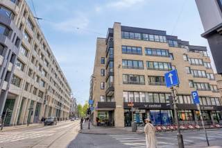 <p><span> </span></p><p><span>Stijlvol en ruim wonen op toplocatie in hartje Antwerpen</span></p><p><span>Midden in het bruisende centrum van Antwerpen bevindt zich dit bijzonder comfortabel en instapklaar 2-slaapkamerappartement van maar liefst 105 m². Hier geniet u dagelijks van het beste wat de stad te bieden heeft, gecombineerd met rust en woonkwaliteit.</span></p><p><span>De lichtrijke leefruimte op warme parketvloer sluit naadloos aan op de moderne open keuken, die volledig uitgerust is met kwalitatieve toestellen, waaronder een combi-oven, vaatwasser en inductiekookplaat. Ideaal voor wie houdt van koken en gezellig samenzijn.</span></p><p><span>Het appartement beschikt over twee volwaardige slaapkamers (17 m² en 9 m²), eveneens afgewerkt met parket, wat zorgt voor een uniforme en stijlvolle uitstraling.</span></p><p><span>De badkamer is compleet ingericht en biedt alle comfort met een dubbele lavabo, ruime inloopdouche en een tweede toilet. Daarnaast is er een praktische, afzonderlijke berging/wasplaats voorzien.</span></p><p><span>Extra troeven:</span></p><ul><li><span>Fietsenberging aanwezig in het gebouw </span></li><li><span>Individuele nutsvoorzieningen </span></li></ul><p><span> </span></p><p><span>Een unieke kans voor wie ruim, comfortabel en centraal wil wonen in Antwerpen.</span></p>