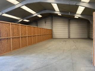 <strong>Magazijn </strong>- <strong>bergplaats - wind en waterdicht </strong>
<p> </p>

<p>Afgesloten ruimte van 200 m² met apart bureel.<br />Laden en lossen via gemeenschappelijke sectionaal poort.  Ruimte heeft goede hoogte om optimaal te gaan stockeren.</p>

<p>Lichtstraten. Elektriciteit / stopcontacten <br /> </p>

<p>Perfecte bereikbaarheid - vlakbij op- en afrit E17<br /><br />Beschikbaarheid: 1/8/2026<br /><br />Huurprijs: € 580 + btw</p>