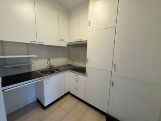 Appartement de deux chambres avec terrasse, situé en centre-ville. Très bien desservi par les transports en commun. À proximité de la gare ferroviaire et routière, avec d'excellentes liaisons vers Bruxelles, Anvers, l'aéroport de Zaventem, Louvain, etc.L'appartement est situé au 2e étage et comprend un hall d'entrée, deux chambres, un salon, une cuisine équipée, une salle de bains, des toilettes séparées et une terrasse.La cuisine est équipée d'un réfrigérateur avec congélateur, d'un double évier en inox avec égouttoir et d'une plaque de cuisson vitrocéramique avec hotte aspirante.Il y a également une cave spacieuse avec un branchement pour une machine à laver, ainsi qu'un deuxième petit débarras également équipé d'une prise électrique. Les charges sont facturées séparément. Disponible dès : immédiatement