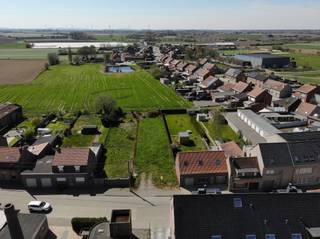 <p><span>Bouwgrond van 644 m² met tal van mogelijkheden te Langemark</span></p><p><span>Op zoek naar een ruim perceel voor de bouw van uw toekomstige woning? Deze bouwgrond van </span><span>644 m²</span><span> geniet van een gunstige ligging nabij winkels, scholen en de belangrijkste invalswegen.</span></p><p><span>Het perceel bevindt zich in </span><span>residentieel woongebied</span><span> en biedt mogelijkheden voor de realisatie van een ruime eengezinswoning. Bovendien laten de stedenbouwkundige voorschriften ondergeschikte nevenfuncties toe, zoals een vrij beroep, kantoor of dienstverlening, ideaal voor wie wonen en werken wenst te combineren.</span></p><p><span>Een interessante opportuniteit voor wie op zoek is naar een ruime bouwgrond op een centrale, doch rustige locatie.</span></p><p><span>Troeven</span></p><ul><li><span>Perceeloppervlakte: </span><span>644 m²</span><span> </span></li><li><span>Residentieel woongebied </span></li><li><span>Rustige, centrale ligging </span></li><li><span>Mogelijkheid tot combinatie wonen en werken </span></li><li><span>Vlotte verbinding naar omliggende gemeenten </span></li></ul>