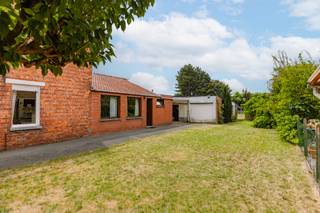 Te renoveren woning / bouwgrond op ruim perceel – Karrewegel 14, MaldegemBen je op zoek naar een renovatieproject of een perceel om jouw droomwoning...