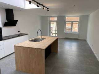 <strong>Volledig gerenoveerde woning (2026) ideaal gelegen in het centrum van Kraainem aan de rand van het Jourdain Park.</strong><br />Gelijkvloers: Inkomhal, WC, ruime woonkamer met open volledig ingerichte keuken.<br />Eerste verdieping: 2 ruime slaapkamers en badkamer voorzien van dubbele lavabo in meubel, WC, douche en ligbad.<br />Tweede verdieping: Ruime slaapkamer met douche en lavabo in meubel.<br />Kelderverdieping: Garage, berging en wasplaats.<br />EPC in aanvraag !