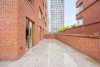 Bent u op zoek naar een volledig instapklaar, modern appartement in hartje Turnhout? Dit prachtig appartement is recent volledig geschilderd, perfect onderhouden en direct klaar voor bewoning.<br />Dankzij de royale raampartijen geniet u in de leefkamer de hele dag van een uitzonderlijke lichtinval. Vanuit vrijwel elk raam kijkt u prachtig weg over de bruisende Turnova-site en de iconische kerktoren op de Grote Markt. Met drie slaapkamers, twee badkamers en de mogelijkheid tot extra opslag en parkeren biedt dit appartement puur comfort.<br />Indeling en troeven<br />• Inkomhal: Uitgerust met een modern gastentoilet en een praktische technische berging.<br />• Leefruimte: Royale, lichtrijke woonkamer met een open keuken. Het grote schuifraam geeft directe toegang tot het gezellige terras.<br />• Nachtzone: Comfortabele masterbedroom met een en-suite badkamer (voorzien van ligbad en wastafel).<br />• Extra kamers: Twee volwaardige eenpersoonskamers, ideaal als kinderkamer, dressing of rustig thuiswerkkantoor.<br />• Sanitair: Een tweede, aparte badkamer met douche en wastafel, plus een extra privétoilet in de nachthal.<br />Waarom dit appartement uw bezoek waard is:<br />• 100% instapklaar: Volledig professioneel geschilderd; u hoeft enkel uw meubels te plaatsen.<br />• Parkeren &amp; Berging: bij aan te kopen, een ondergrondse parkeerplaats en een kelderberging (dus geen parkeerstress in het centrum!).<br />• Toplocatie: Gelegen in het hart van de stad met alle winkels, horeca en cultuur van Turnova en de Markt op wandelafstand.<br />• Licht &amp; Uitzicht: Een uniek, levendig stadspanorama dat elk seizoen fascineert.<br /><br />Maak nu een afspraak via nieuwbouw@hillewaere.be of contacteer onze nieuwbouw makelaar om meer te weten te komen over dit project op 014/ 45 10 11 !