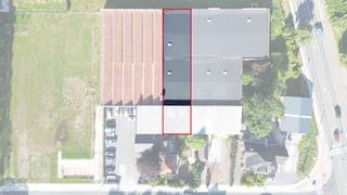Gelegen aan het kruispunt van de Pittemstraat en de Randweg in Meulebeke bevindt zich dit magazijn van 400 m² aangevuld met 100 m² overdekte luifelruimte, een vrije hoogte van 6 meter en een sectionaalpoort van (4 m B x  x 4,2 m H). Achteraan bevindt zich een opslagruimte van 50 m² die als bureauruimte kan ingericht worden.<br /><br />Het bedrijfsgebouw is beschikbaar vanaf september 2026 en vormt dankzij de combinatie van magazijn, overdekte laad- en losruimte een uitstekende locatie voor diverse bedrijfsactiviteiten.<br /><br />Contacteer PANORAMA B2B voor meer inlichtingen, plannen of een vrijblijvend plaatbezoek 050 300 800.