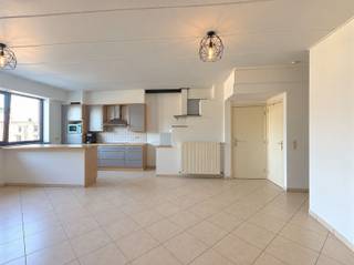 <p><span>Appartement met 2 slaapkamers, ruim terras en garage in Brecht</span></p><p><span>Bent u op zoek naar een aangenaam appartement met een praktische indeling en een ruime buitenruimte? Dit appartement in Brecht beschikt over 2 slaapkamers, een ruim terras en een garage.</span></p><p><span>De woning biedt een comfortabele leefruimte en is geschikt als starterswoning, gezinswoning of interessante investering.</span></p><p><span>Troeven:<br />2 slaapkamers<br />Ruim terras<br />Garage<br />Praktische indeling<br />Gelegen in Brecht</span></p><p><span>Interesse? Via onze website kunt u eenvoudig zelf een bezoekmoment inplannen.</span></p><p><span>Opmerking bij de foto's:<br />De huidige bewoners zijn nog volop aan het verhuizen. Om de ruimtes toch zo aantrekkelijk mogelijk te presenteren, werden de foto's met behulp van AI bewerkt en werden persoonlijke spullen en verhuisdozen digitaal verwijderd. De foto's geven een indicatie van de ruimtes en de mogelijkheden van de woning.</span></p>