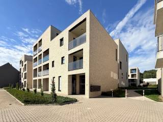 Plan uw bezoek via www.polares.eu<br /><br />Dit aantrekkelijke gelijkvloerse appartement maakt deel uit van een moderne residentie in Tielt-Winge.<br /><br />Je betreedt het appartement via de inkomhal, voorzien van een apart toilet en ruimte voor jassen en schoenen. De ruime en lichte leefruimte vormt het hart van de woning en heeft een groot schuifraam dat toegang geeft tot het aangename terras en de verzorgde tuin, waar privacy en rust centraal staan. Aansluitend vind je de volledig geïnstalleerde keuken, uitgerust met alle nodige toestellen. Verder heb je nog een praktische berging met aansluiting voor de wasmachine en droogkast. <br /><br />Het appartement beschikt over één ruime slaapkamer met aansluitend de badkamer, voorzien van een inloopdouche, wastafel en toilet. Praktisch meegenomen zijn de privatieve nutsmeters en het energiezuinige karakter, mede dankzij zonnepanelen.<br /><br />Voor je wagen is er een private staanplaats in de ondergrondse garage, met daarnaast een kelderberging. <br /><br />De ligging is uitstekend: op wandelafstand van bakker, winkels, apotheek en het Gouden Kruispunt, met goede verbindingen naar Leuven en vlotte invalswegen in de nabijheid.<br />De gemeenschappelijke kosten bedragen een provisie van 60 euro/maand. <br /><br />Dit kant-en-klare appartement biedt comfort, moderne afwerking en een rustige tuin op een strategische locatie in Tielt-Winge.