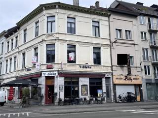 Ruim gebouw met handelsgelijkvloers, 2 appartementen en zolderverdieping – niet vergund in huidige opdeling.Dit ruime pand biedt bijzonder veel potentieel voor wie op zoek is naar een combinatie van wonen en werken of een opbrengsteigendom met toekomstwaarde.Indeling (momenteel in gebruik als):Gelijkvloers: Handelsruimte is heden een café. Verdieping 1 &amp; 2: Twee woon entiteiten, elk met aparte toegang. Zolderverdieping: Grote ruimte verdeeld in 5 kamers met potentieel voor bijkomende inrichting (onder voorbehoud van vergunning).Troeven: Aparte toegangen voor handel en wonen - Handel kan heden bekeken worden naar stopzetting of verzetting.Interessant renovatie- of regularisatieproject.- Gelegen op een strategische locatie op 't Zuid, centraal gelegen tussen de Amerikalei en de Troonplaats, dichtbij KDG. Abricasa – Vastgoed voor generaties: Jouw vastgoedpartnerWil je jouw eigendom verkopen of zoek je een vastgoedmakelaar voor verhuur of beheer?Abricasa biedt persoonlijke begeleiding bij al uw vastgoedvragen, van begin tot eind. Leer ons kennen