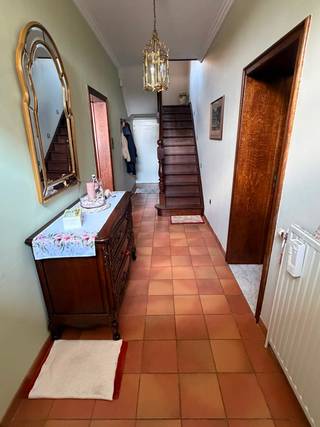 Charmante vierkantshoeve met 2.045 m² perceel in het landelijke Horpmaal<br /><br />Bent u op zoek naar een woning met karakter, ruimte en tal van mogelijkheden? Dan is deze authentieke hoeve in het rustige en groene Horpmaal absoluut een bezoek waard.<br /><br />Gelegen op een volledig omheind perceel van maar liefst 2.045 m², biedt deze eigendom een unieke combinatie van wonen, opbergruimte, hobbymogelijkheden en landelijke rust. De woning beschikt over een bewoonbare oppervlakte van circa 250 m², met 3 slaapkamers (incl. airco), 2 badkamers, een dressing, een ruime leefruimte en verschillende opslagruimtes. Achter de woning bevindt zich een grote hangar met extra verdiepingen, die tal van mogelijkheden biedt voor opslag, hobbyruimte, werkatelier of verdere inrichting naar eigen wens. <br />De grote tuin biedt een prachtig open uitzicht op het achterliggende landschap en vormt een oase van rust. Daarnaast beschikt de eigendom nog over de volgende troeven: twee ruime terrassen, een ruime koer, een carport en een schuur (bestaande uit een opbergruimte, poorthuis, berging en garage). <br />De woning is zeer goed onderhouden. Zo werden er de afgelopen jaren meerdere renovaties uitgevoerd, zijnde plaatsing van dakisolatie, nieuwe ramen met dubbele beglazing en nieuwe buitendeuren (EPC-label D). Bovendien beschikt de woning over maar liefst 30 zonnepanelen met groenestroomcertificaten. <br /><br />Indeling in m2: <br />Kelder (41); <br />Gelijkvloers: gang (13), zithoek en keuken (34), living (37), berging (7), badkamer 1 (4), wasplaats incl. wc (7), berging (6), hangaar (70), koer (232), schuur bestaande uit opbergruimte (31), poorthuis (33), berging (7) en garage (19); <br />Eerste verdieping: nachthal (11), slaapkamer 1 (12), 2 (17), 3 (15), dressing (9), badkamer 2 (13) en bureau (14); <br />Tweede verdieping: schuur (77), hangaar (74). <br /><br />Een eigendom met authentieke charme, uitzonderlijke ruimte en tal van mogelijkheden voor wie op zoek is naar landelijk wonen met karakter!<br />