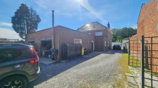 Woning in half-open bebouwing op een perceel van circa 8 are langsheen een invalsbaan. Oostelijk georiënteerd.<br />De woning omvat: inkomhal, living, eetplaats, keuken, badkamer, achterinkom, wc en garage.<br />Op de verdieping: nachthal, 2 ruime slaapkamers (15m² en 15m²), bureel (of kleine 3de slaapkamer) en linnenkamer.<br />Totale vloeroppervlakte: 197m². Cv op mazout. Bouwjaar: 1961.<br />EPC: 457 kWh/m² jaar - energielabel E - UC: 3926771-RES-1.<br />Stedenbouwkundige info: woongebied met landelijk karakter - niet gelegen inverkaveling - geen voorkooprecht ruimtelijke ordening - geen rechterlijke herstelmaatregel of bestuurlijke maatregel opgelegd.<br />Geen risicozone voor overstromingen - gebouwscore A - perceelscore A.<br />PREMIES voor renovatie: informatie over premies en financiële steun bij de renovatieverplichting kan u raadplegen op de website https://www.vlaanderen.be/een-huis-of-appartement-kopen/renovatieverplichting-voor-residentiele-gebouwen . Renovatieverplichting: kopers van woningen met een EPC-label E of F worden verplicht om binnen de 6 jaar na datum notariële akte de woning energetisch te renoveren tot minimum energielabel D = EPC 400 kWh/m² of beter.