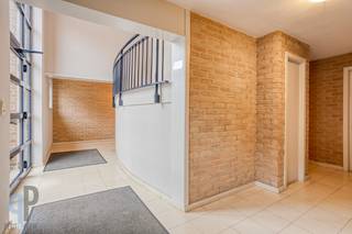 Te Asse, aan de rand van Brussel, vinden we dit knappe en heel goed onderhouden appartement, voorzien van een inkomhall met gastentoilet,...