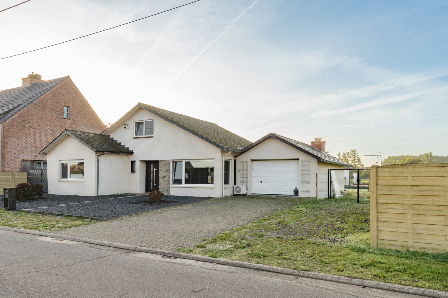 Vrijstaande, gelijkvloerse woning met 3 slaapkamers en ruime garage op een perceel van 804 m² in Kleine-Brogel! - foto 2
