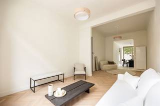 <p><span> </span></p><p><span>Zin om te wonen in een pand vol charme en geschiedenis, maar dan met alle hedendaags comfort? Dan is dit jouw kans, want dit piekfijn gerenoveerd herenhuis staat te koop. Denk: ca. 174 m² bewoonbare oppervlakte,</span><span> </span><span>4 kamers, sfeervolle, lichte ruimtes én een toffe stadstuin!</span></p><p><span> </span></p><p><span>De verzorgde gevel geeft meteen een voorsmaakje van wat je binnen mag verwachten. De voorgevel met charmante erkers straalt klasse en karakter uit. Zodra je de woning binnenstapt, word je verwelkomd in een indrukwekkende inkomhal, met hoge plafonds afgewerkt met sierlijsten, een prachtige authentieke vloer en een elegante gezandstraalde trap die meteen de toon zet voor de rest van de woning.</span></p><p><span> </span></p><p><span>Perfecte mix van oud & nieuw</span></p><p><span>Via de prachtige gietijzeren deur betreed je de sfeervolle woonkamer, een ruimte die meteen rust en charme uitstraalt. De warme visgraadparket vormt hier een echte eyecatcher, terwijl het raam met zijn unieke vormgeving zorgt voor een speels en karaktervol accent. Dankzij de opdeling in twee aparte leefruimtes geniet je hier van tal van indelingsmogelijkheden: een gezellig salon vooraan met achteraan perfect plaats voor een bibliotheek, leeshoek of stijlvolle bureauruimte. Achteraan de woning bevinden zich de open keuken en eetkamer, beide met rechtstreeks toegang tot de verrassend ruime tuin achteraan. Deze ruimtes werden stijlvol afgewerkt met een moderne terrazzo tegelvloer die perfect aansluit bij het karakter van de woning. De keuken is volledig uitgerust met een ijskast, diepvries, spoelbak, combi-oven, ingebouwde oven, microgolfoven en inductievuur. De groene speelse spatwandtegel zorgt bovendien voor een frisse en eigentijdse touch. Extra charmant is de authentieke houten deur vanuit de inkomhal, die de keuken ook langs daar toegankelijk maakt en opnieuw het karakter van de woning benadrukt. Verder is er nog een apart toilet op deze verdieping</span></p><p><span> </span></p><p><span>Ruime badkamer op tussenverdieping</span></p><p><span>Via de prachtige gezandstraalde trap bereik je de eerste tussenverdieping, waar je voor de badkamer praktische ruimte hebt voorzien voor was- en droogmachine.</span></p><p><span>De ruime badkamer werd stijlvol afgewerkt met een elegante travertinlook tegelvloer die doorloopt tegen de muren, wat zorgt voor een luxueuze en rustgevende uitstraling. Ook hier werd het authentieke karakter behouden dankzij de originele deur waarmee je de ruimte betreedt. Verder werd de badkamer modern afgewerkt met stijlvolle bullet-metaal kranen en hoogwaardige materialen. Je beschikt hier over een groot ligbad, een ruime inloopdouche, een badkamermeubel met onderkasten, toilet, alsook een handdoekenradiator voor extra comfort.</span></p><p><span> </span></p><p><span>Vier slaapkamers op eerste en tweede verdieping</span></p><p><span>Verder beschikt de woning op zowel de eerste als de tweede verdieping over twee volwaardige slaapkamers. Op elke verdieping vind je een ruime kamer van ca. 22 m² en een tweede kamer van ca. 15 m². Dankzij deze mooie oppervlaktes zijn alle vier de slaapkamers volwaardige en comfortabele ruimtes, ideaal als master bedroom, kinderkamer, bureau of hobbyruimte. Alle kamers werden bovendien afgewerkt met dezelfde kwalitatieve parketvloer, wat zorgt voor een warme uitstraling en een mooi gevoel van eenheid doorheen de woning. </span></p><p><span>Verder beschikt de woning op niveau -1 over een ruime kelder met stahoogte. Ideaal als praktische opslagruimte, voorraadkelder of perfecte plek voor handige klussers die graag een eigen hobby- of werkruimte creëren.</span></p><p><span> </span></p><p><span>Wonen op Nieuw Zurenborg</span></p><p><span>Met Zurenborg als overbuur, is het hier fijn toeven in hartje Borgerhout. Je bent van hieruit zo de Singel en Ring op en met het openbaar vervoer, je auto of fiets zit je ook evengoed zo in de stad. Handig: de nieuwe Delhaize ligt recht over de deur, met een Kruidvat en een apotheek ernaast. Op vijf minuutjes wandelen zit je op de gezellige Dageraadplaats of het Moorkensplein. Zin in groen? Het stadspark is vlakbij en ook in het Te Boelaerpark, net over de Ring, ben je zo.</span></p><p><span> </span></p><p><span>maatregelenregister: in aanvraag</span></p><p><span> </span></p>