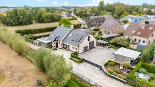 Gelegen nabij invalswegen treffen we deze ruime, lichtrijke woning met inpandige loods aan.
Het huis heeft de volgende indeling: ruime inkomhal met gastentoilet, grote lichtrijke woon- en eetkamer met volledig geïnstalleerde open keuken en veranda, een bureauruimte, berging, doucheruimte, ruime loods en een extra polyvalente ruimte.
Op de eerste verdieping zijn er 4 grote slaapkamers, waarvan één met dressing, apart toilet, badkamer 1 met ligbad en lavabo en badkamer 2 met inloopdouche en dubbele lavabo.
Verder heeft de woning ook nog een ruime zolder voor de nodige opberging, en een carport
Renovatieverplichting: neen.
Grote troeven zijn hier: instapklaar, lichtrijk, bereikbaarheid,...
Voor meer informatie of een bezoek kan u terecht bij Sander Dejonghe via sander@vastgoeddejonghe.be, Evy Dhondt via evy@vastgoeddejonghe.be of Inias Leten, Inias@vastgoeddejonghe.be
Alle dossierstukken kan u downloaden op onze website: www.vastgoeddejonghe.be.