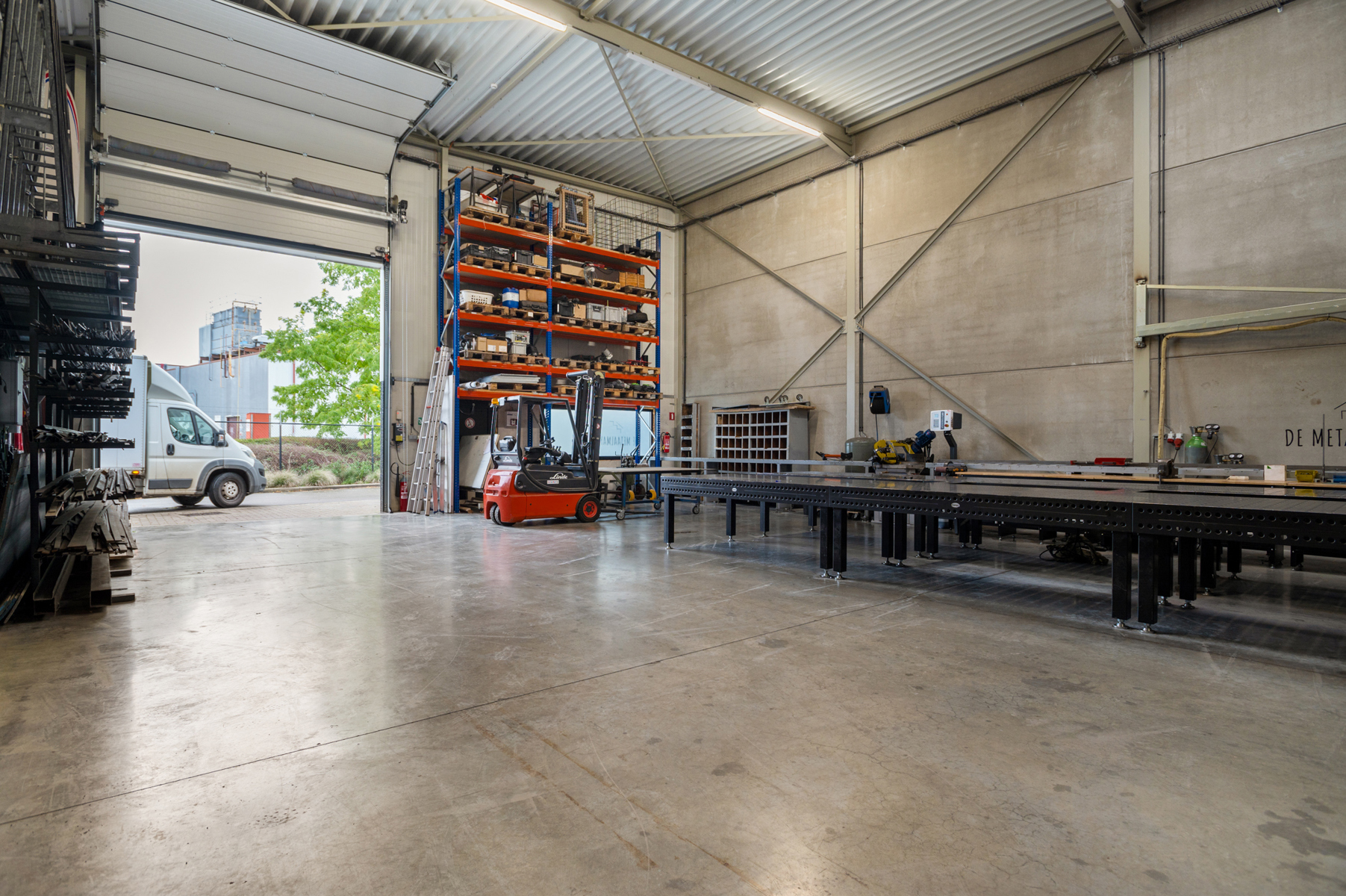 Recent ingericht magazijn met mezzanine. - foto 4