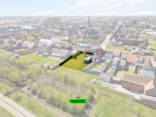 Gelegen in Oostvleteren bevindt zich deze halfopen woning. Deze woning heeft een ruim perceel, zijnde 1050m² waarvan het grootste deel bouwgrond!...