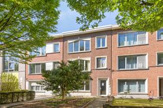 <p><strong>Gelijkvloers appartement met aangename privétuin op de grens van de uiterst gegeerde en groene wijken Pulhof / Oosterveld.</strong><br /><br /><strong>Indeling:</strong><br />Je stapt het appartement binnen via de centrale inkomhal. Aan de rechterkant geeft een ruimtebesparende schuifdeur toegang tot de <b>praktische badkamer</b>. Aan de linkerkant van de hal bevindt zich de <strong>sfeervolle leefruimte</strong> met zicht op de voortuin van het gebouw. Dankzij de <b>zuidgerichte ramen</b> geniet je hier de hele dag door van <b>bijzonder veel natuurlijke lichtinval</b>. <br /><br />Achteraan, de rustige slaapkamer, ingericht en reeds voorzien van een <b>enorm handige ingebouwde kastenwand</b>, wat zorgt voor een optimaal gebruik van de ruimte zonder verlies van plaats.<br />Daarnaast, de aparte keuken met rechtstreeks toegang tot een <b>prachtige, ruime tuin van maar liefst 60m²</b>!</p>
<p><b>Bijzonderheden:<br /></b>EPC label<b> B</b>;<br /><strong>Lage maandelijkse kosten</strong>: ca. 15 à 20,- EUR per maand [Blokpolis &amp; verbruik gemeenschappelijke delen]<br />Conforme elektriciteit (tot 09/2048);<br />Aparte nutsvoorzieningen;<br />Asbestveilig.<br /><br /><b>Ligging:</b> <br />Gelegen op een <b>strategische en residentiële locatie</b> op de grens van de gegeerde wijken Oosterveld &amp; Pulhof. Ideaal om te gaan sporten of heerlijk te ontspannen in het groen, met het prachtige <b>Middelheimpark en Park den Brandt</b> op wandel- en fietsafstand. Daarnaast geniet je van een <b>vlotte verbinding</b> met belangrijke in- en uitvalswegen, lokale handelaars en supermarkten letterlijk om de hoek én ben je vlakbij het openbaar vervoer!</p>