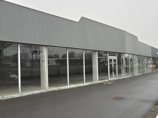 Deze commerciële ruimte van 615 m² bevindt zich in een modern gebouw van in totaal<strong> </strong>1.000 m²<strong> </strong>aan de Puitvoetstraat 6 in Sint-Niklaas. Het pand geniet een uitstekende zichtligging langs de N16 en beschikt over een handige laad- en lospoort. Het resterende deel van het gebouw is verhuurd aan Heytens.<br />
<p></p>
<h3><span>Sterke punten</span></h3>
<ul>
<li>
<p>615 m² beschikbare ruimte in een gebouw van 1.000 m²</p>
</li>
<li>
<p>Uitstekende zichtligging langs de N16 richting E17/Temse</p>
</li>
<li>
<p>Strategische ligging nabij het centrum van Sint-Niklaas</p>
</li>
<li>
<p>Vlotte bereikbaarheid voor zowel klanten als leveranciers</p>
</li>
<li>
<p>Aanwezigheid van een laad- en lospoort aan de zijkant van het gebouw</p>
</li>
<li>
<p>Commerciële omgeving dankzij aanwezigheid van Heytens in het andere deel van het gebouw</p>
</li>
<li>
<p>Moderne, representatieve uitstraling van het gebouw</p>
</li>
</ul>