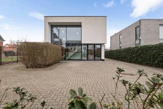 Polyvalent eigendom (bouwjaar: 2014) bestaande uit een handelszaak met commerciële visibiliteit en luxueuze woning met 3 volwaardige slaapkamers en tuin op een commerciële topligging te Ranst. Een totale bruikbare oppervlakte van maar liefst 460 m²! De handelsruimte (ca. 290 m²) bestaat uit een lichte en moderne showroom op het gelijkvloers, kantoor op de verdieping en een grote polyvalente ruimte in de kelderverdieping, voorzien van natuurlijk licht. Kitchenette en sanitair is aanwezig. De woning, gelegen aan de achterzijde van het gebouw, is toegankelijk via een afzonderlijke inkom en omvat op het gelijkvloers een inkomhal met apart toilet; een leefruimte met veel lichtinval en een directe toegang tot de aangelegde tuin met terras, volledig ingerichte keuken en bijkeuken. Op de verdieping zijn er 3 slaapkamers op massieve parket, apart toilet, dressing en luxe badkamer voorzien van ligbad, inloopdouche, lavabomeubel en toilet. Voorts beschikt dit eigendom nog over een ruim oprit, bezoekersparking en garage met automatische poort. Deze recente villa is uitgerust met alle moderne comfort zoals vloerverwarming met warmtepomp (ook in kelder), alu ramen met dubbele beglazing, alarm, regenwaterrecuperatie, ventilatie,... Beschikbaarheid is te bespreken. EPC: A-label.