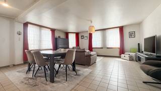 Bij ImmoFusion 7/7 "open huis": klik op onze 3D-TOUR.<br />Ervaar vastgoed alsof je er zelf doorloopt!<br /><br />Welkom in dit charmant en praktisch ingedeeld duplex appartement, waar ruimte en natuurlijk licht centraal staan. Dankzij de doordachte indeling en het gunstige EPC-label B is dit appartement een ideale keuze voor gezinnen, starters of koppels die op zoek zijn naar een instapklare thuis.<br /><br />Bij het betreden van dit appartement kom je terecht in een verzorgde inkomhal met een apart gastentoilet. Van hieruit wandel je verder naar de ruime en lichtrijke leefruimte, waar de grote raampartijen zorgen voor een aangename en open sfeer. Aansluitend bevindt zich de keuken, die eveneens geniet van veel natuurlijk daglicht en een praktische ligging ten opzichte van de leefruimte.<br /><br />Via de trap in de inkomhal bereik je de bovenverdieping. Hier bevindt zich aan de linkerzijde de badkamer, uitgerust met een douche, lavabo en een tweede toilet. Verder beschikt deze verdieping over drie comfortabele slaapkamers, die elk tal van mogelijkheden bieden als slaap-, kinder-, werk- of hobbykamer.<br /><br />Met een gunstig EPC-label B combineert deze woning een aangenaam wooncomfort met een energiezuinig karakter, wat resulteert in lagere energiekosten en een duurzame investering voor de toekomst.<br /><br />Pluspunten:<br /><br />- EPC-label B<br />- 3 volwaardige slaapkamers<br />- Lichtrijke leefruimte<br />- Gastentoilet op het gelijkvloers<br />- Tweede toilet in de badkamer<br />- Ideale gezinswoning<br /><br />Voor een bezichtiging ter plaatse of meer info, bel ons op 078/78.78.70, of kom gewoon binnen op ons kantoor, steeds welkom!