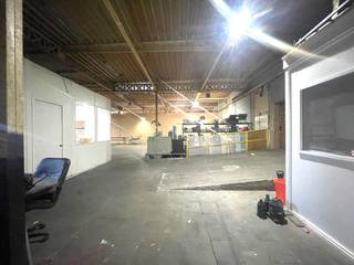 Lauwe - Industrieloods van 2000 m² te koop. * Betonnen vloer * Dakisolatie * Zonnepanelen inbegrepen * Verwarming op gas * Industriepoort voor...